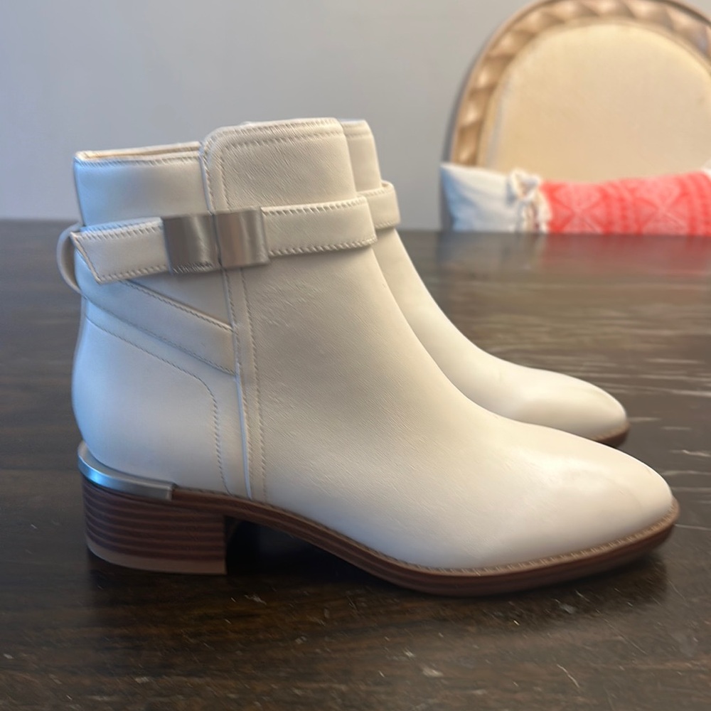 NEW Calvin Klein Dwayne White leather heel ankle bootie women size 6